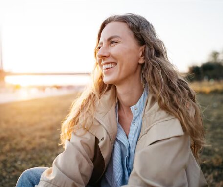 Mujer sonriendo al aire libre