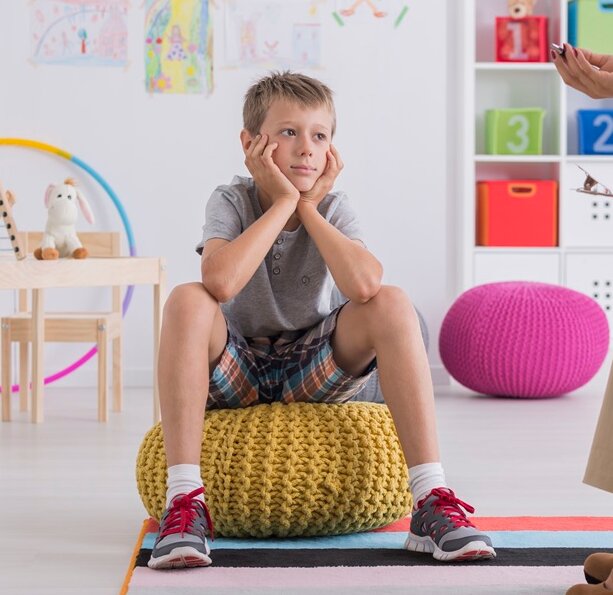 Niño en una sala de terapia infantil
