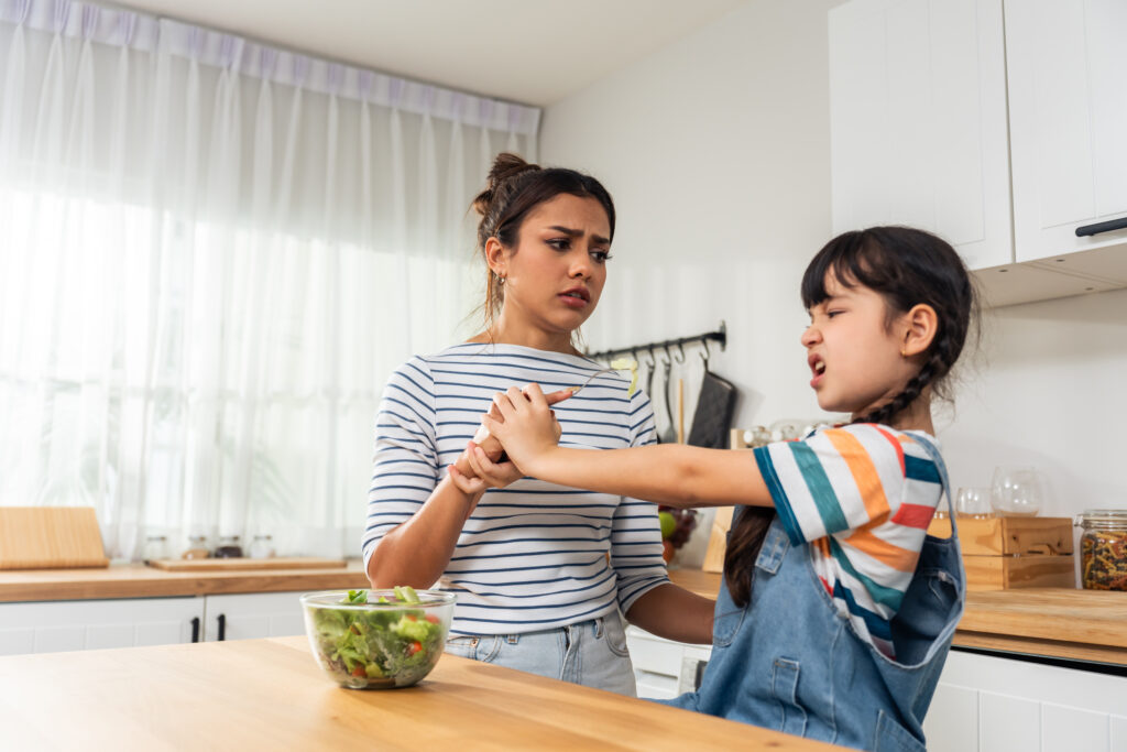 Madre enseñando a su hijo a cocinar