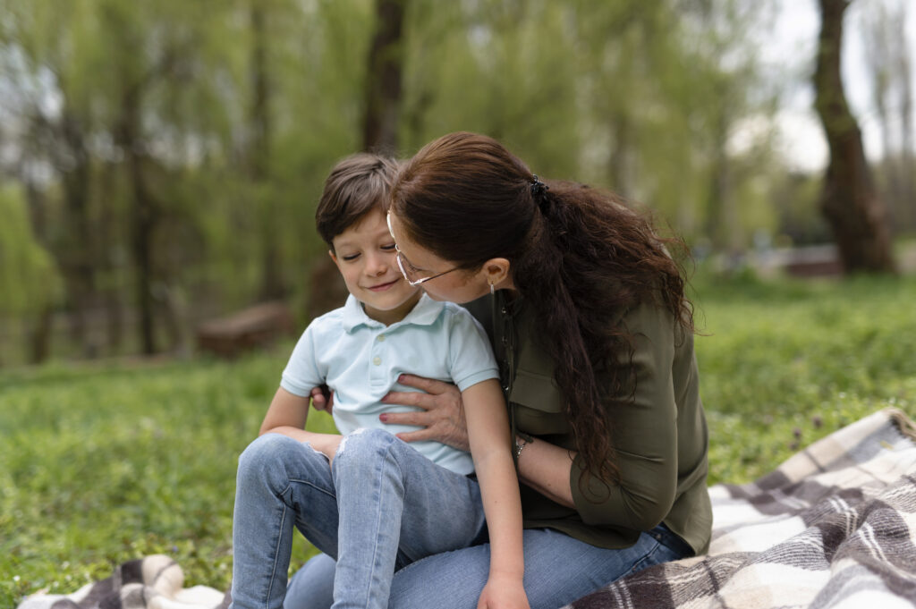 Madre abrazando a su hijo en el parque