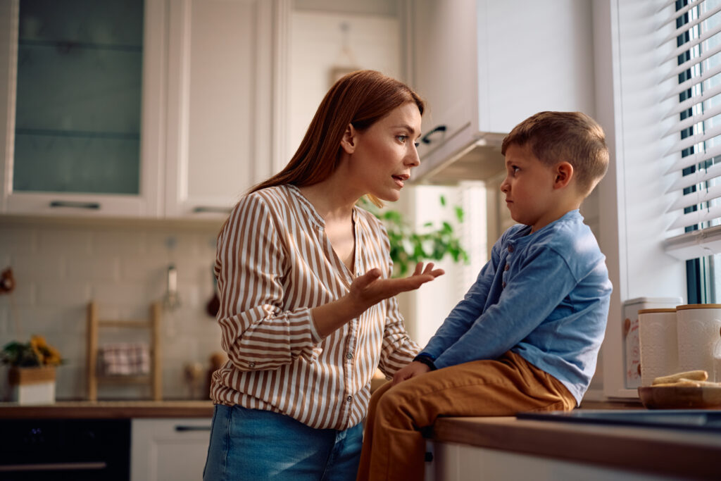 Madre e hijo hablando en la cocina