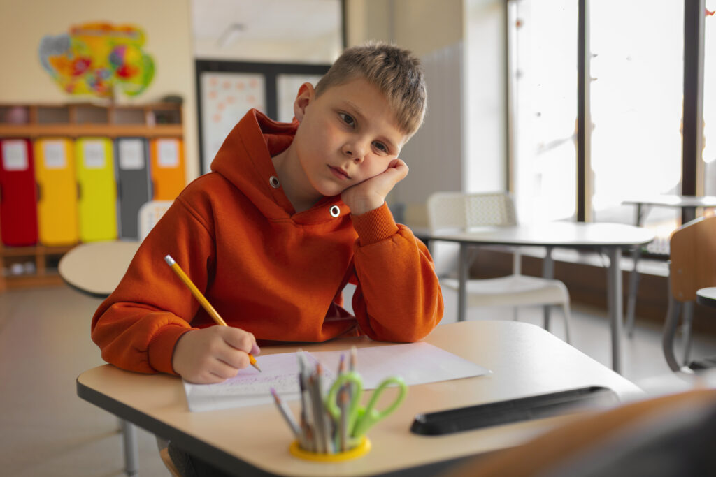 Niño estudiando en el aula