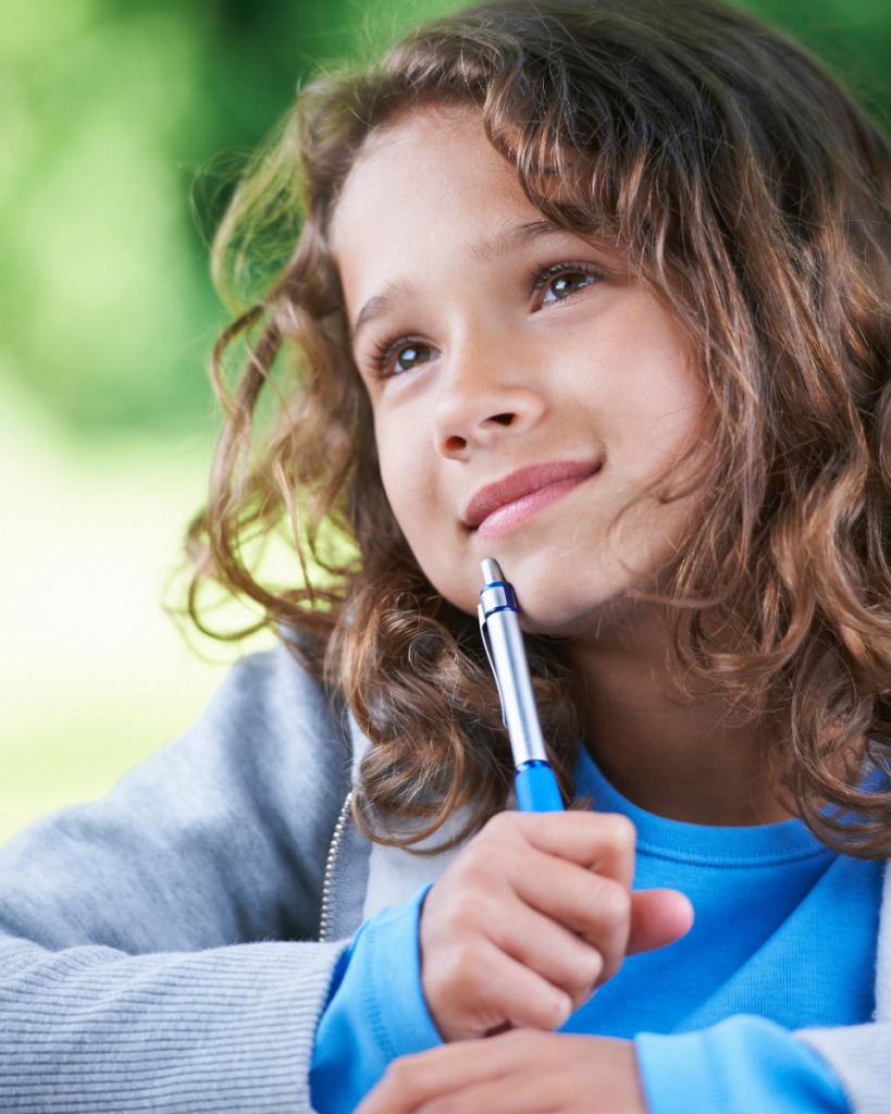 Niña pensativa con un lápiz